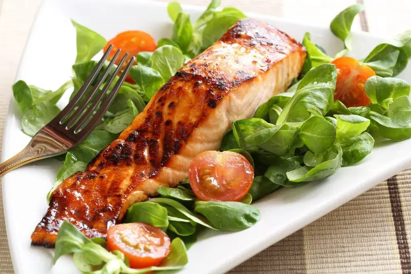 Seared salmon with baby spinach and cherry tomatoes